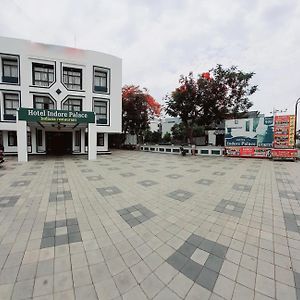 Hotel Indore Palace - Feel At Home- Walking Distance From Saibaba Temple